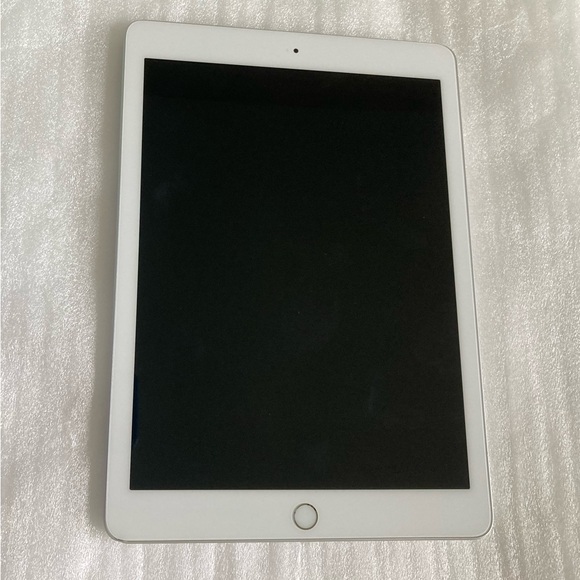 Apple iPad 9.7 6th Gen Tablet (A1893) - Picture 2 of 4